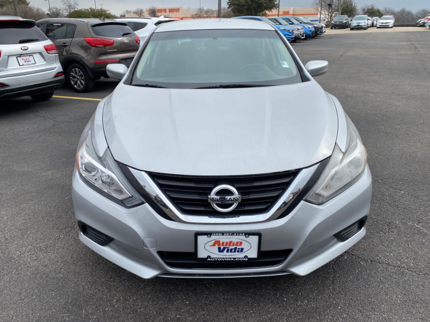 2018 SILVER Nissan Altima 2.5 (1N4AL3AP8JC) with an 2.5L L4 DOHC 16V engine, CVT transmission, located at 420 I-35E, Lancaster, TX, 75146, (469) 297-4144, 32.593929, -96.823685 - Photo#1